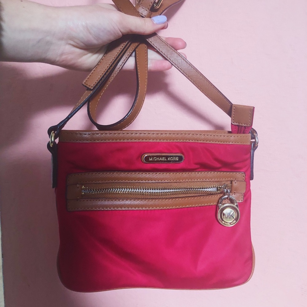 Michale KORS Red Cross body !! 🎒